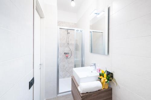 明乔河畔的瓦雷奇奥Hotel La Diga Altomincio的白色的浴室设有水槽和镜子
