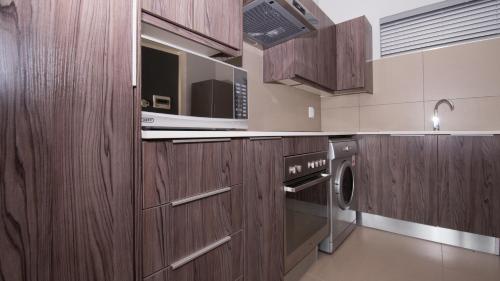 Odyssey Luxury Apartments - Back Up Generator的厨房或小厨房