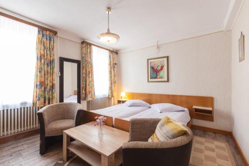贝尔多夫德法乌酒店的酒店客房带一张床、一张桌子和椅子