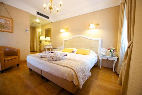 米兰米兰中心美居酒店的酒店客房,配有带毛巾的床