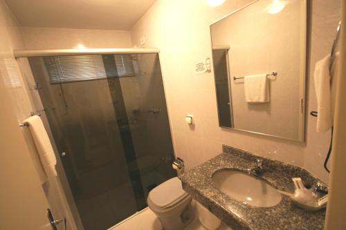 伊塔佩瓦Patriarca Hotel的带淋浴、盥洗盆和卫生间的浴室
