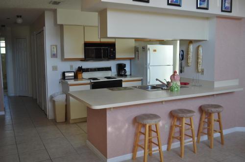 基西米拉古纳湾别墅公寓的厨房设有1个带酒吧凳的岛屿