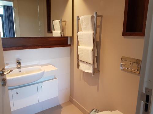 巴利托Zimbali Suites 307的一间带水槽和镜子的浴室