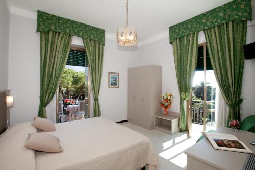 拉帕洛吉里奥斯尔酒店的一间卧室设有一张床和一个大窗户