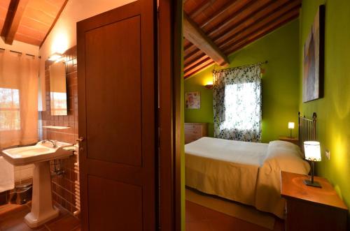 布奇内波焦塞尼纳乡村民宿的浴室设有一间卧室,配有一张床和一个水槽
