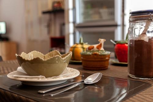 佩尼契Peniche Hostel的一张桌子,上面放着一碗食物和汤匙