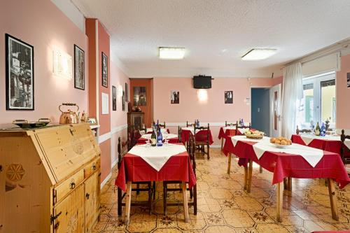 奥斯塔曼库索维尔森酒店的餐厅设有红色桌布桌