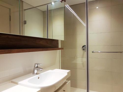 巴利托Zimbali Suites 301的一间带水槽和淋浴的浴室