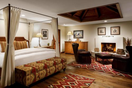 凤凰城艾尔摩酒店的一间卧室配有一张床和一个壁炉