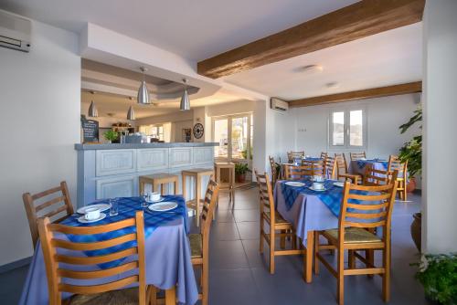 阿齐亚·佩拉加·基西拉Pelagia Aphrodite Hotel的一间配备有蓝色桌椅的用餐室