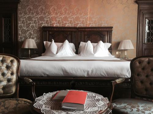 加尔多内-里维耶拉Hotel Villa Fiordaliso的一间卧室,配有一张桌子上的红色书籍