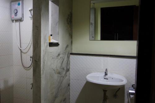 清迈Airport Resident的一间带水槽和镜子的浴室