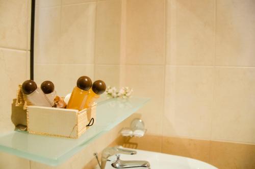 Rozhen丁科瓦库什塔家庭酒店的浴室设有水槽和带牙刷的架子