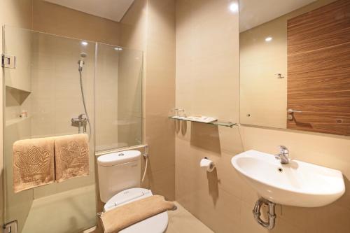雅加达拉松纳标志酒店的浴室配有卫生间、盥洗盆和淋浴。