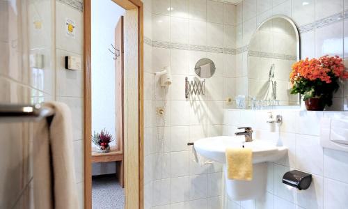 SünnaKelten-Hotel的白色的浴室设有水槽和镜子
