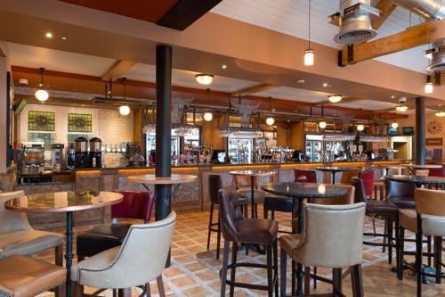 切斯特布尔&斯特拉普-维泽斯布恩酒店的一间带桌椅的餐厅和一间酒吧