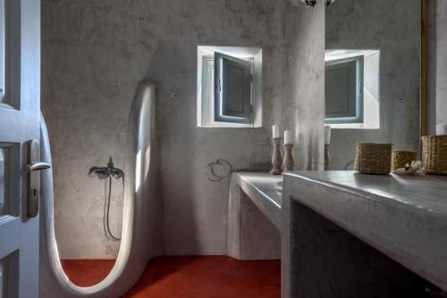 皮尔戈斯Andromaches - by Senses Collection的带淋浴和盥洗盆的浴室