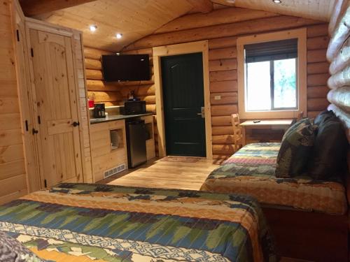 哈迪港哈迪港口小屋汽车旅馆的小木屋内一间卧室,配有两张床