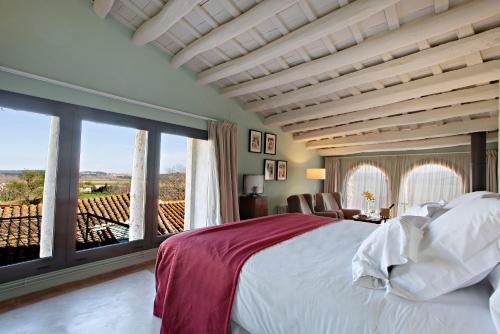 CasavellsEncís d'Empordà -Adults Only-的一间卧室设有一张大床和一个大窗户