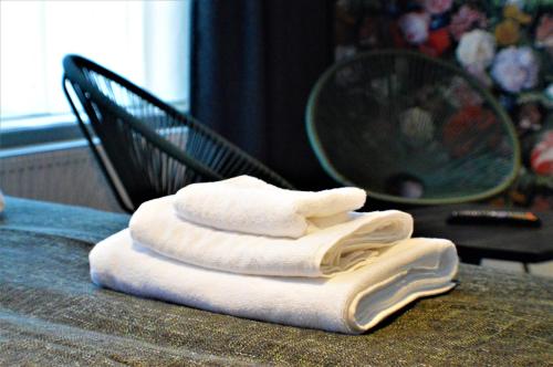 阿姆斯特丹嗨耶130酒店 的桌子上堆着的毛巾