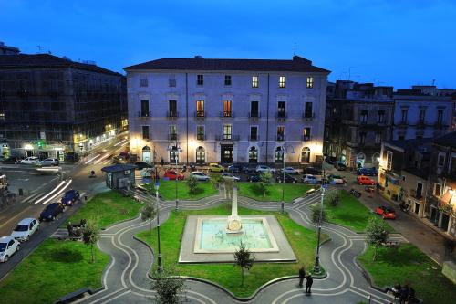 卡塔尼亚Cutelli Home Catania的一座城市中心带喷泉的建筑