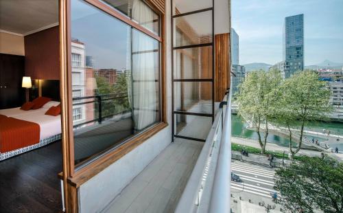 毕尔巴鄂康德杜克毕尔巴鄂酒店的市景阳台(带1张床)