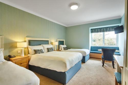 韦克斯福德农民厨房酒店 的酒店客房设有两张床和窗户。