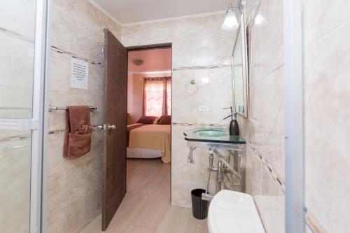 Cozy Accommodations - Dorchester City Line的一间浴室