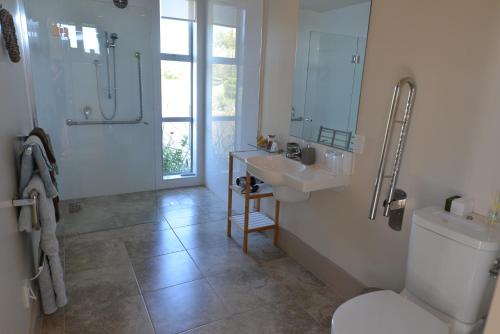 莫图伊卡水域酒店的浴室配有卫生间、盥洗盆和淋浴。