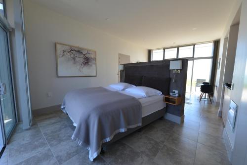 莫图伊卡水域酒店的一间卧室设有一张大床和一个大窗户