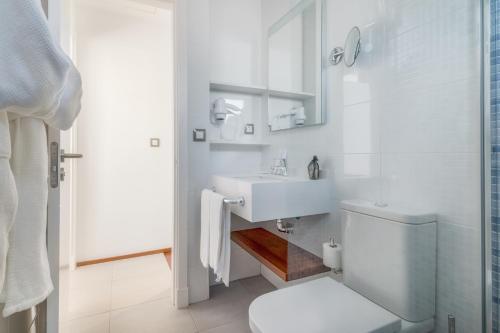 马斯帕洛马斯Hotel LIVVO Los Calderones - Adults recommended的白色的浴室设有水槽和卫生间。