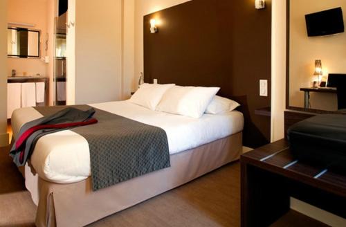 圣莱奥纳尔德诺布拉圣雅克酒店的酒店客房设有一张大床和一台电视。