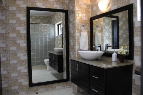 贝尔欧布莱冲浪者湾公寓酒店的一间带水槽和镜子的浴室