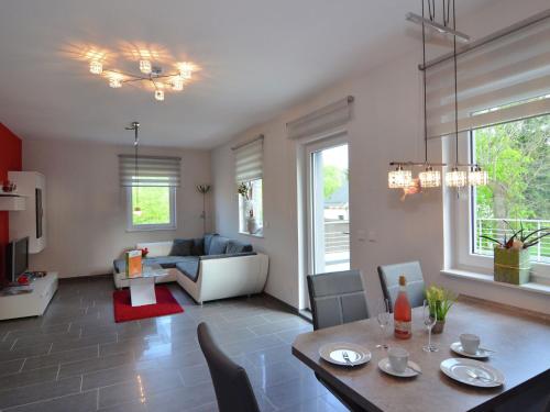 塔巴尔茨Modern apartment Thuringia的客厅配有桌子和沙发