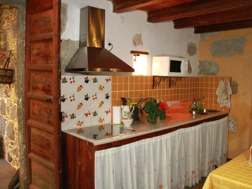 阿古伊梅斯卡萨乡村皮勒塔本特度假屋的一个带柜台的厨房 炉灶