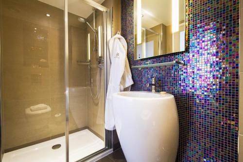 伦敦贝尔格拉维酒店的带淋浴、卫生间和盥洗盆的浴室
