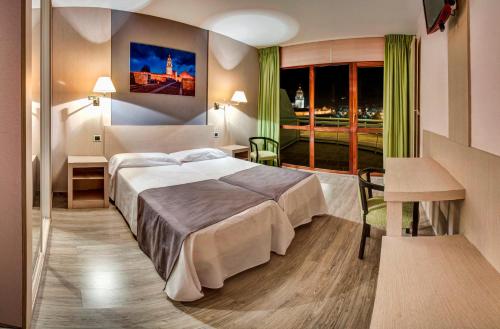 Hotel Spa Rio Ucero客房内的一张或多张床位