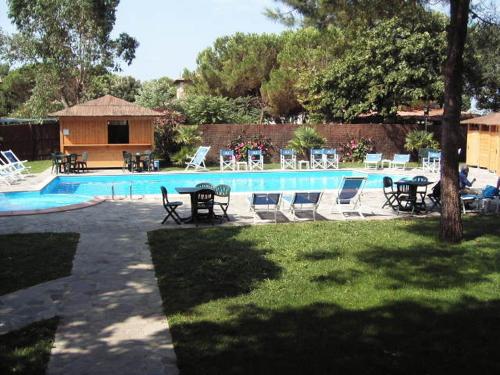 卡斯蒂里昂纳·德拉佩Hotel Anfora的游泳池旁设有桌椅