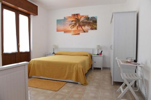 普尔萨诺B&B Il Canto Del Mare的一间卧室配有一张黄色毯子床