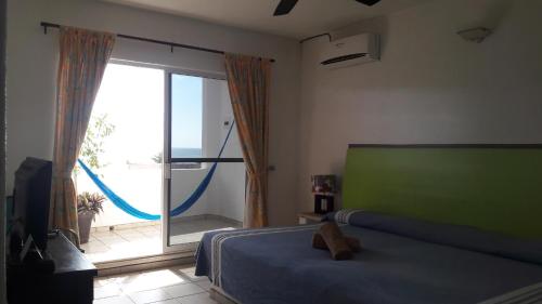 恰卡拉卡萨查卡拉酒店的一间卧室设有一张床和一个大型滑动玻璃门