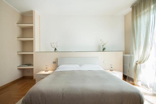 Villa Guardia卡萨福斯克罗公寓的一间卧室设有一张大床和一个窗户。
