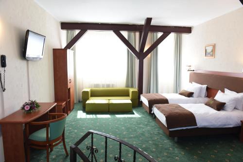 Bradu凡塔尼塔海度库酒店的酒店客房设有两张床和电视。