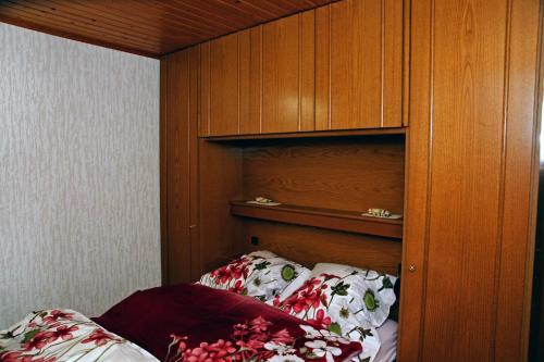 迪尔巴克S.C.I. 亚军海滩宾馆的一间卧室配有一张木柜床