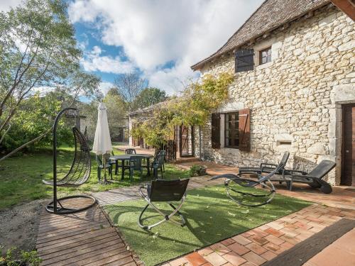 蒙巴兹雅克Charming holiday home with pool的庭院配有桌椅和遮阳伞。