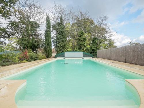 蒙巴兹雅克Charming holiday home with pool的后院的游泳池,带围栏