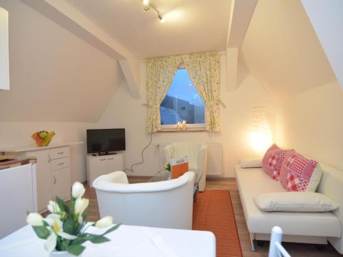 施马伦贝格Charming holiday home near the ski area的客厅配有白色沙发和窗户