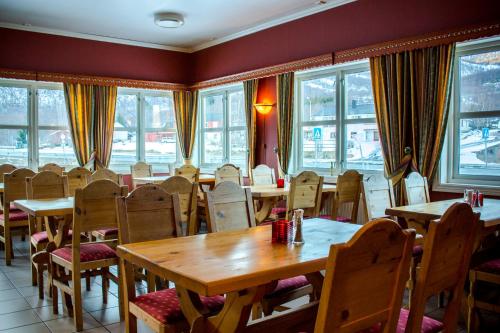 Storjord I Tysfjord奇斯菲尔德假日公园的餐厅设有桌椅和窗户。