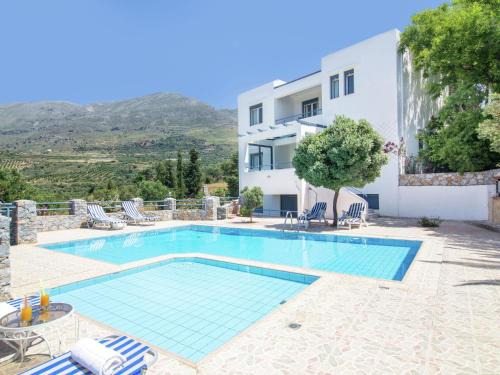 莱弗考基亚Modish Villa in Lefkogia Crete with Swimming Pool的一座带游泳池和大楼的别墅