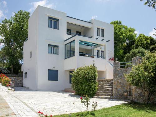 莱弗考基亚Modish Villa in Lefkogia Crete with Swimming Pool的白色的石墙房子