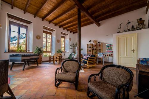 维耶特里纳雅迪山谷度假屋的客厅配有椅子和台球桌